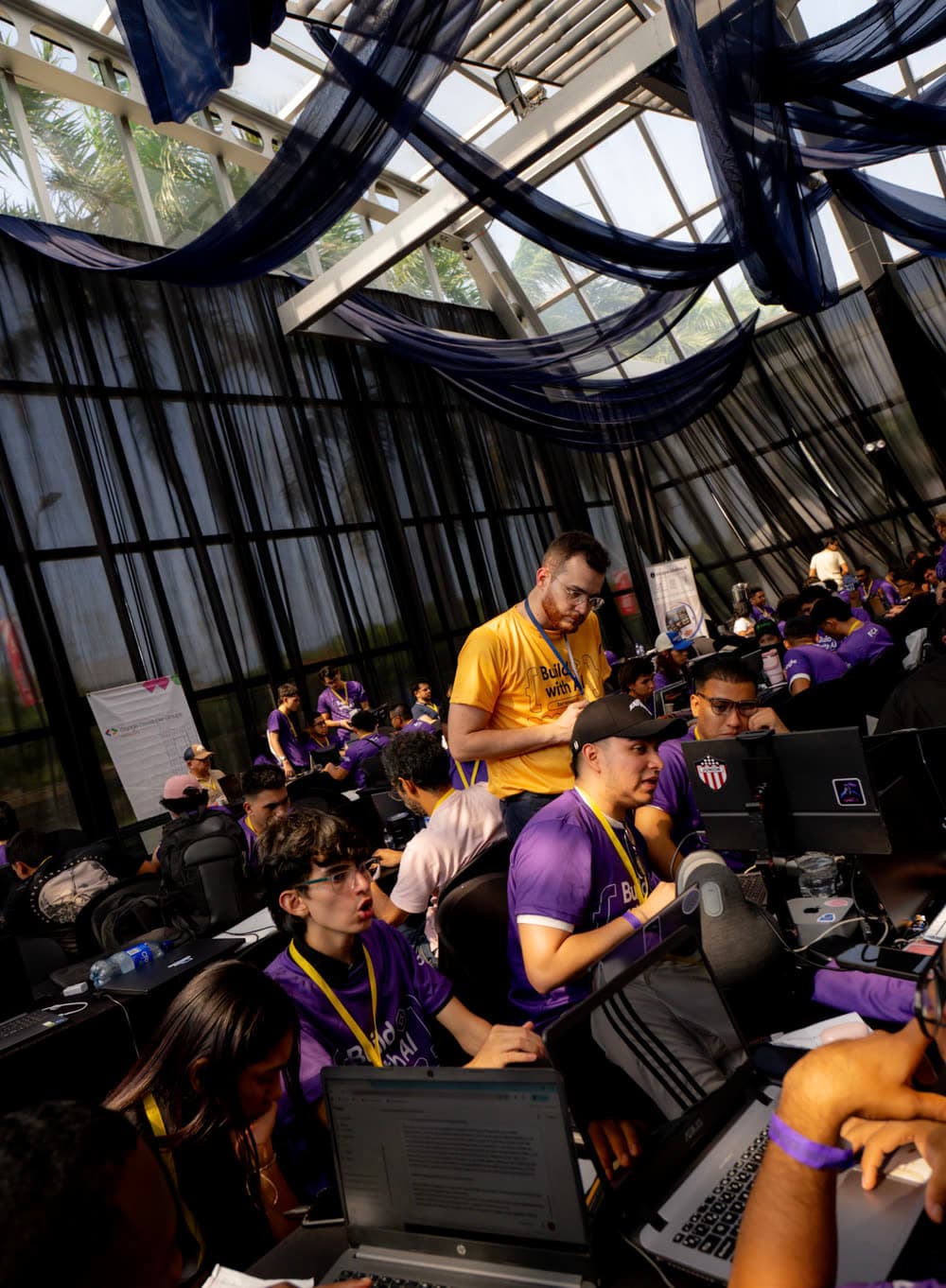 Integrante de un equipo programando durante el hackatón