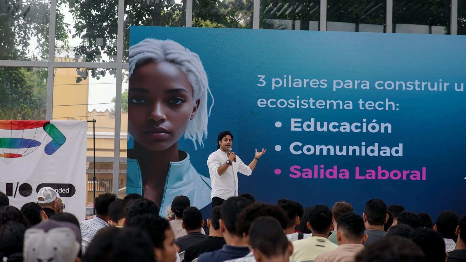 Presentación en pantalla con los tres pilares para construir un ecosistema tech: educación, comunidad y salida laboral